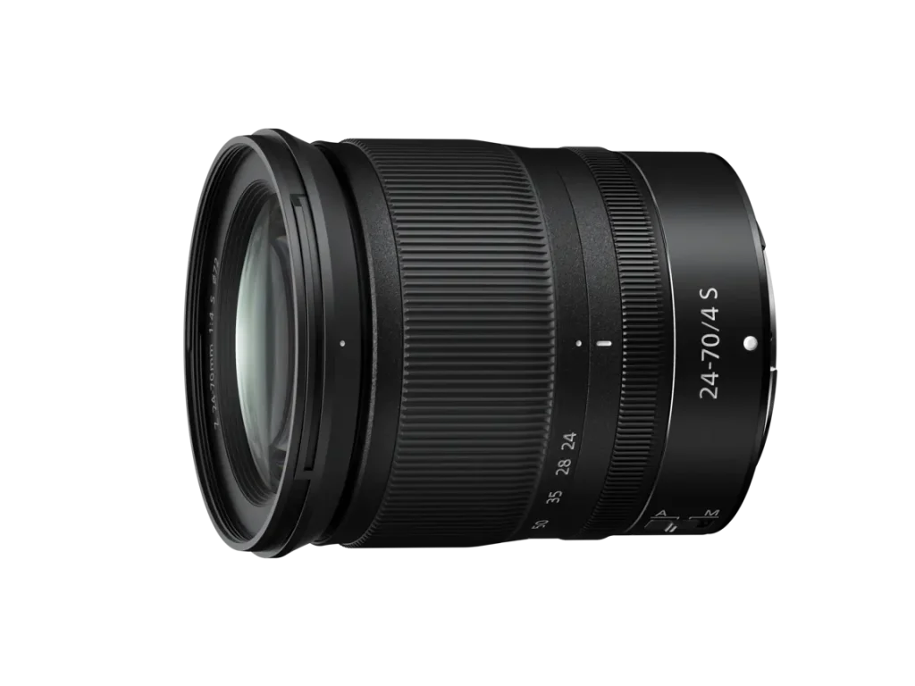 El Lente Nikon NIKKOR Z 24-70mm f/4 S es el objetivo zoom estándar de referencia para el sistema mirrorless Nikon Z, diseñado para fotógrafos y videógrafos que buscan versatilidad, calidad óptica de primer nivel y portabilidad en un solo objetivo compacto y ligero. Primer zoom lanzado para la montura Z de Nikon, el Lente Nikon NIKKOR Z 24-70mm f/4 S pertenece a la línea S de Nikon, la gama de mayor rendimiento óptico de la serie NIKKOR Z, y cubre el rango focal más utilizado en fotografía profesional: desde gran angular a 24mm hasta retrato a 70mm con apertura constante f/4 en todo el rango. El NIKKOR Z 24-70mm f/4 S cubre un rango útil de distancias focales, abarcando perspectivas desde gran angular hasta retrato, con apertura máxima constante de f/4 que mantiene una exposición consistente en todo el rango zoom y contribuye a ofrecer una alternativa más compacta y ligera frente a los zooms f/2.8, sin sacrificar la calidad óptica que caracteriza a la línea S de Nikon. Samy's Camera ¿Por qué elegir el Lente Nikon NIKKOR Z 24-70mm f/4 S? El Lente Nikon NIKKOR Z 24-70mm f/4 S es la opción ideal para quienes quieren aprovechar al máximo las ventajas únicas de la montura Z de Nikon en un objetivo compacto y versátil. La montura Z de Nikon es sumamente ancha y permite que el objetivo NIKKOR Z capture más luz en todo el fotograma, y con la poca distancia que hay entre la montura y el sensor, se reduce en gran medida el descenso de luz en los bordes, resultando en una nitidez increíble hasta los bordes y en todo el rango del zoom, una ventaja óptica fundamental frente a objetivos diseñados para monturas de menor diámetro. Blue Skies Drone Shop Para videógrafos, el Lente Nikon NIKKOR Z 24-70mm f/4 S incorpora un conjunto de características específicamente diseñadas para producción de video. Gracias a un motor paso a paso sumamente silencioso, se logra un autoenfoque prácticamente sin ruido, el zoom es silencioso, lo mismo que el anillo de control que permite ajustar la apertura del diafragma sin que se oiga ningún sonido, garantizando grabaciones limpias de audio sin contaminación mecánica del objetivo. Blue Skies Drone Shop Características Principales del Lente Nikon NIKKOR Z 24-70mm f/4 S 🎯 Apertura constante f/4 en todo el rango 24-70mm — exposición uniforme de gran angular a teleobjetivo sin ajustes de compensación al cambiar de focal, ideal para fotografía y video en condiciones lumínicas controladas 🔬 14 elementos en 11 grupos — 1 AS-ED + 3 asféricos — un elemento asférico de baja dispersión extra único, además de tres elementos asféricos, para reducir aberraciones cromáticas y distorsiones en todo el rango zoom logrando alta nitidez y claridad ✨ Nano Crystal Coat + Super Integrated Coating — el revestimiento de nanocristal antirreflectante de Nikon reduce las imágenes fantasma y los destellos para proporcionar mayor claridad de imagen incluso en situaciones de contraluz, más revestimiento Super Integrated para mayor contraste y fidelidad de color 🔇 Motor paso a paso silencioso — autoenfoque rápido, suave, preciso y prácticamente inaudible, ideal para grabación de video sin contaminación de audio por el mecanismo de enfoque 📐 Diseño retráctil compacto — solo 500 gramos de peso, en comparación con los 630 g del NIKKOR Z 24-120mm f/4 S y los 805 g del NIKKOR Z 24-70mm f/2.8 S, con diseño retráctil que minimiza el tamaño cuando no está en uso 🌸 Diafragma redondeado de 7 láminas — bokeh suave y natural para separación de sujeto del fondo en fotografía de retrato y primeros planos con perspectiva 70mm 🎬 Reducción de focus breathing — al cambiar de zoom se reducen el focus breathing y el desplazamiento de enfoque, garantizando transiciones de enfoque limpias en video sin cambios de encuadre no deseados 💧 Sellado anti-polvo y humedad con recubrimiento de flúor — completamente sellado contra la intemperie, con seis anillos de goma separados cubriendo el elemento frontal, montura trasera, barril telescópico, anillo de zoom y anillo de enfoque, más recubrimiento de flúor en elemento frontal que repele polvo, agua y grasa 📏 Distancia mínima de enfoque de 30 cm — en cualquier distancia de su rango focal, haciendo a este objetivo una herramienta perfecta para no renunciar a cualquier momento que se quiera plasmar, desde paisajes hasta primeros planos creativos 🔄 Sistema de enfoque de elementos flotantes — los elementos de objetivo flotantes garantizan que el enfoque es preciso a muy poca distancia, con corrección de aberraciones optimizada en todo el rango de distancias de enfoque ⚡ Anillo de control programable — función asignable para control de apertura, exposición o enfoque manual desde el anillo, integrada con el sistema de personalización de las cámaras Nikon Z Samy's Camera + 6 Detalles del Producto Marca: Nikon Modelo: NIKKOR Z 24-70mm f/4 S (JMA704DA) Montura: Nikon Z (nativa, sin adaptador) Formato: Full Frame FX (compatible con DX en modo recorte) Línea: S-Line (máximo rendimiento óptico) Rango focal: 24–70 mm Apertura máxima: f/4 (constante) Apertura mínima: f/22 Elementos ópticos: 14 elementos en 11 grupos Elementos especiales: 1x AS-ED + 3x asféricos Revestimiento: Nano Crystal Coat + Super Integrated Coating + flúor en frontal Autoenfoque: Motor paso a paso silencioso con override manual full-time Distancia mínima de enfoque: 30 cm (en todo el rango focal) Ampliación máxima: 0,28x Diafragma: 7 láminas redondeadas Diámetro del filtro: 72 mm Diseño: Retráctil con mecanismo de bloqueo Dimensiones: 77,5 x 88,5 mm (extendido) Peso: 500 g Sellado: Anti-polvo y humedad, 6 juntas de goma Anillo de control: Programable (apertura, compensación de exposición o enfoque) Incluye: Tapa frontal LC-72B, tapa trasera LF-N1, parasol HB-85 Compatibilidad del Lente Nikon NIKKOR Z 24-70mm f/4 S El Lente Nikon NIKKOR Z 24-70mm f/4 S es nativo de la montura Z de Nikon, compatible directamente sin adaptador con toda la gama de cámaras mirrorless Nikon Z, incluyendo la Z9, Z8, Z7 II, Z6 III, Z6 II, Z5 II, Z5, Z fc y Z50, aprovechando la comunicación de alta velocidad entre objetivo y cámara para corrección de distorsión, compensación de viñeteo y control de estabilización IBIS del cuerpo. El objetivo usa la función de reducción de la vibración de la cámara para que se pueda disparar a velocidades de obturación hasta cinco veces más lentas de lo que sería posible sin ella, maximizando la estabilidad en combinación con el IBIS de las cámaras Z. Para explorar más ópticas NIKKOR Z y accesorios Nikon disponibles, visita nuestra sección de productos Nikon en Technology Video. Blue Skies Drone Shop Preguntas Frecuentes ¿El Lente Nikon NIKKOR Z 24-70mm f/4 S tiene estabilización de imagen integrada? El lente no incorpora estabilización óptica propia, pero aprovecha plenamente el sistema IBIS de 5 ejes de las cámaras Nikon Z con las que es compatible. El objetivo usa la función de reducción de la vibración de la cámara para que se pueda disparar a velocidades de obturación hasta cinco veces más lentas, equivalente a la compensación que ofrecen muchos objetivos con estabilización óptica integrada. Blue Skies Drone Shop ¿El Lente Nikon NIKKOR Z 24-70mm f/4 S es apto para video profesional? Sí. Su motor paso a paso silencioso, la reducción de focus breathing, el anillo de control de apertura sin clic audible y la distancia mínima de enfoque de 30 cm en todo el rango focal lo convierten en uno de los objetivos más completos del sistema Z para producción de video, documental, entrevistas y vlogging profesional. ¿Cuál es la diferencia entre el NIKKOR Z 24-70mm f/4 S y el f/2.8 S? El NIKKOR Z 24-70mm f/2.8 S pesa 805 g frente a los 500 g del f/4 S, siendo significativamente más pesado y voluminoso. El f/4 S es la elección de quienes priorizan portabilidad y compacidad, mientras que el f/2.8 S ofrece mayor luminosidad para fotografía en condiciones de poca luz y mayor control de la profundidad de campo. Drone Nomad ¿El Lente Nikon NIKKOR Z 24-70mm f/4 S es resistente a la lluvia? El NIKKOR Z 24-70mm f/4 S está completamente sellado contra la intemperie, con juntas de goma separadas cubriendo todos los puntos móviles, más recubrimiento de flúor en el elemento frontal que repele el agua y la grasa para un uso seguro en condiciones climáticas adversas. Drone Nomad ¿El diseño retráctil del Lente Nikon NIKKOR Z 24-70mm f/4 S es un inconveniente? El diseño retráctil reduce considerablemente el tamaño del objetivo cuando no está en uso, siendo una ventaja para el transporte. Para disparar es necesario girar el anillo de zoom hasta desbloquearlo, un paso adicional que algunos fotógrafos prefieren evitar en situaciones de acción rápida pero que la mayoría considera un compromiso razonable dado el beneficio en portabilidad. Conclusión El Lente Nikon NIKKOR Z 24-70mm f/4 S es el zoom estándar definitivo para el sistema mirrorless Nikon Z: nitidez excepcional hasta los bordes gracias a la montura Z de gran diámetro, motor paso a paso silencioso ideal para video, sellado completo contra la intemperie, solo 500 gramos y distancia mínima de enfoque de 30 cm en todo el rango focal. La óptica de referencia para cualquier usuario Nikon Z que busca versatilidad y calidad S-Line en el objetivo más versátil del sistema. Conoce más sobre la marca en el sitio oficial de Nikon y adquiere el tuyo hoy en Technology Video para sacar el máximo partido a tu sistema mirrorless Nikon Z.